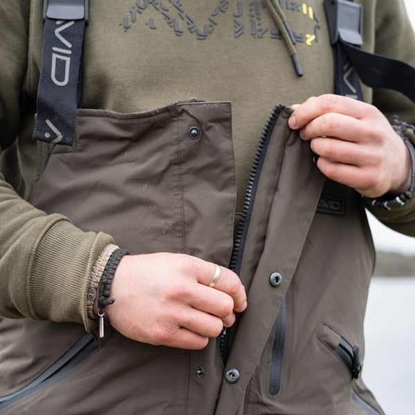 AVID-50-SUIT-1 Traje de agua para pesca Avid Carp artic 50 suit compuesto por una chaqueta con capucha y un pantalón tipo mono
