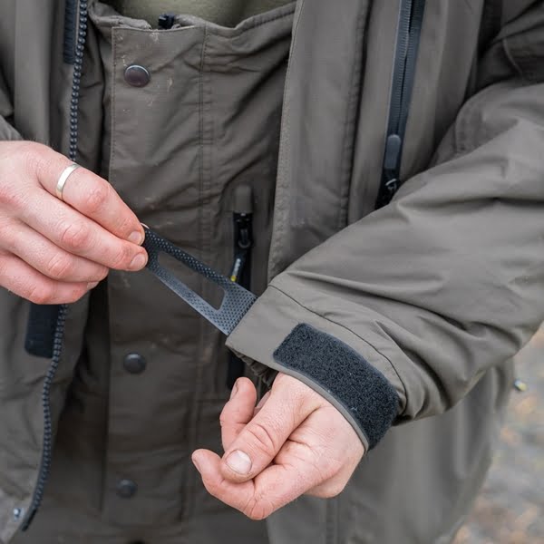 AVID-50-SUIT-3 Traje de agua para pesca Avid Carp artic 50 suit compuesto por una chaqueta con capucha y un pantalón tipo mono