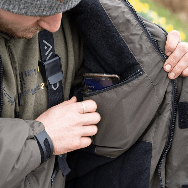 AVID-50-SUIT-4 Traje de agua para pesca Avid Carp artic 50 suit compuesto por una chaqueta con capucha y un pantalón tipo mono