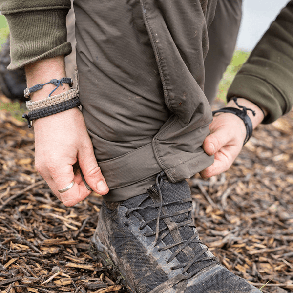 AVID-50-SUIT-7 Traje de agua para pesca Avid Carp artic 50 suit compuesto por una chaqueta con capucha y un pantalón tipo mono