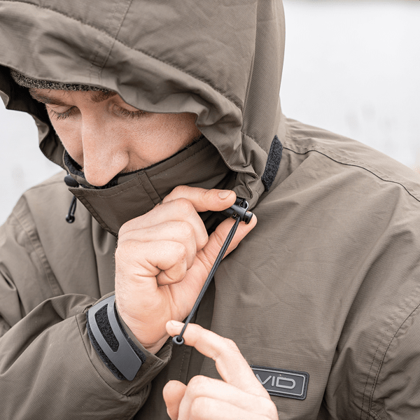 AVID-50-SUIT-8 Traje de agua para pesca Avid Carp artic 50 suit compuesto por una chaqueta con capucha y un pantalón tipo mono