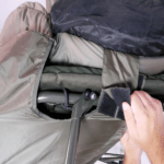 Saco de dormir para carpfishing de 3 estaciones sobre una bedchair