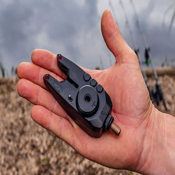alarma Fox Mini Micron X en la mano de un pescador