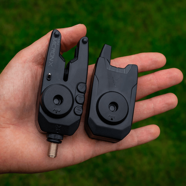 receptor y alarma Fox Mini Micron X en la mano de un pescador