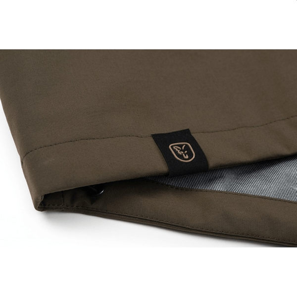 detalle de ajuste de una Chaqueta fox Aquos, una chaqueta de pesca impermeable