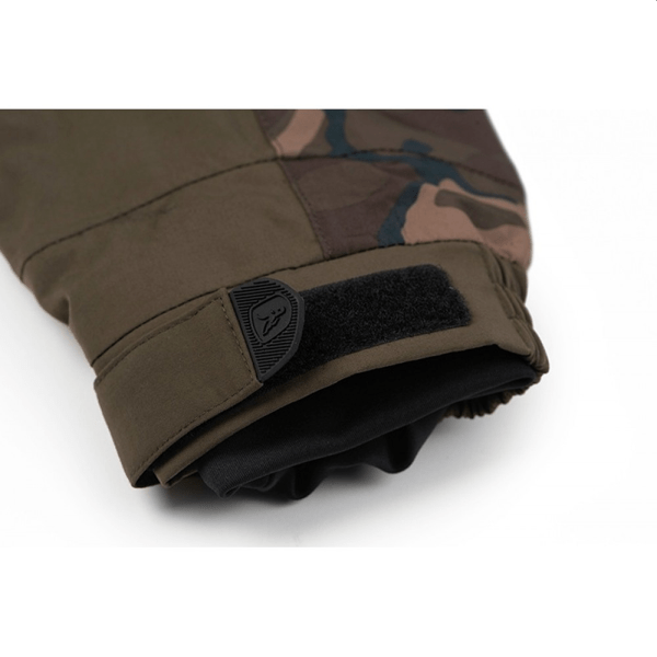 detalle de manga de una Chaqueta fox Aquos, una chaqueta de pesca impermeable